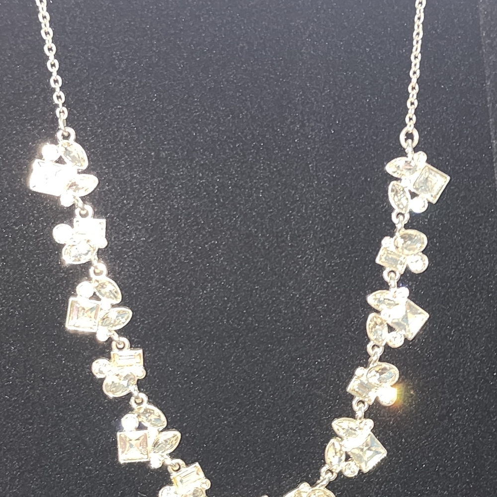 Elegant Silver Necklace‎ with Crystal Accents - Picture 9 of 10